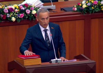 Депутат: «Бир чиновник ээлеген кызматынан бошотулуп, сурак берип жатканы айтылган. Көрсө, ал үйүндө чай ичип жаткан экен»