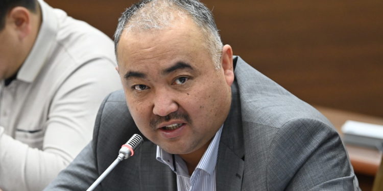 Жаңы спикер Нурланбек Шакиев тууралуу эмне белгилүү? Анын өмүр таржымалы