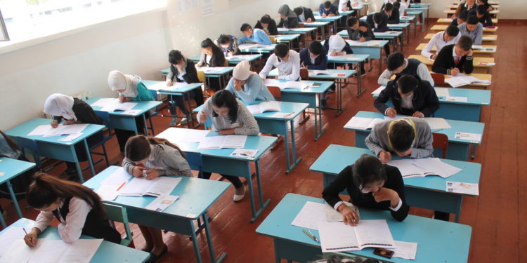 Билим берүү министрлиги ЖРТны кыш мезгилинде өткөрүү боюнча буйрукка кол койду