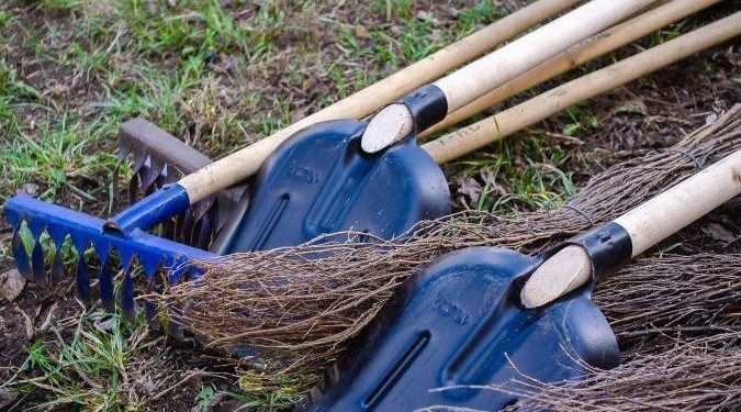 Бишкекке келген Орусиянын жарандары ишембилик өткөргөнү жатышат