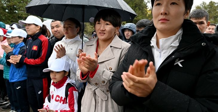 Садыр Жапаров кыз-келиндер күрөшү боюнча улуттук курама команданын заманбап залын ачты (сүрөт)