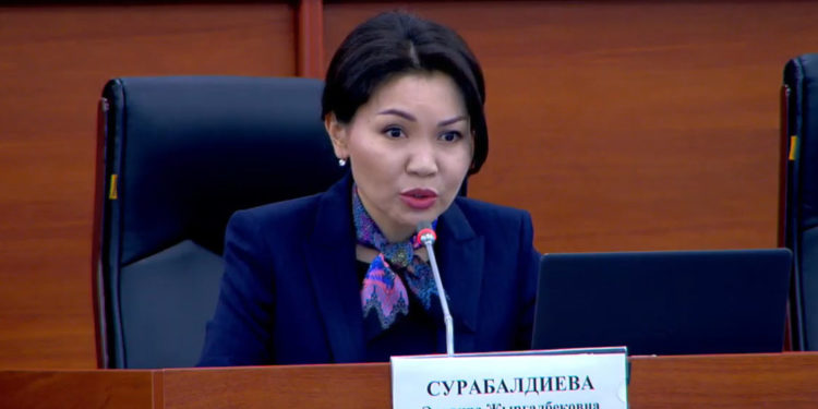 Депутат Сурабалдиева үч аптадан бери 4 миллиард сом насыяны кимдер алганын биле албай жатканын айтты