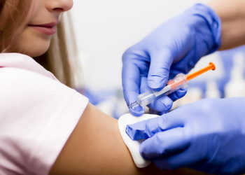 Кыргызстанда кыздарды папиллома вирусуна каршы эмдөө башталат