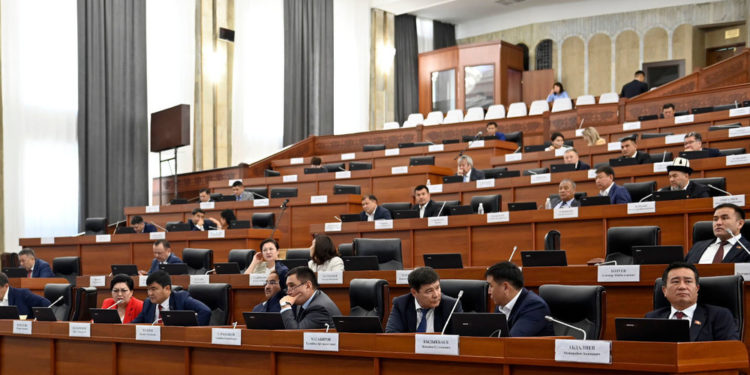 Бир мандаттуу округдардан 14 депутат «Ата-Журт Кыргызстан» фракциясынан чыгып, «Мекенчил» тобун түзүштү