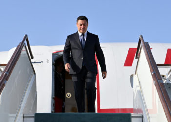 Садыр Жапаров Астанага учуп кетти. Аны коштоп кеткендердин тизмеси