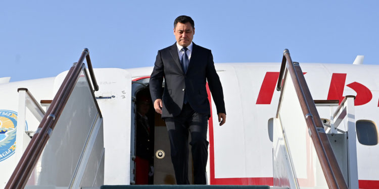 Садыр Жапаров Астанага учуп кетти. Аны коштоп кеткендердин тизмеси