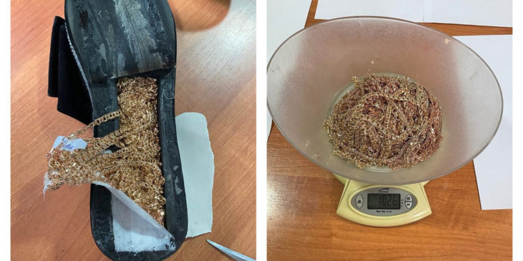 Оштогу аэропортто бут кийимдерине алтын каткан 2 аял колго түштү (сүрөт)