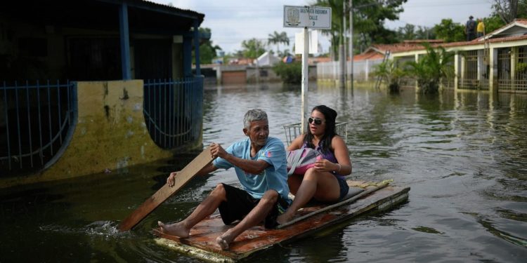 Венесуэлада селден 25 адам каза болуп, 52 адам дайынсыз болуп жатат (сүрөт)