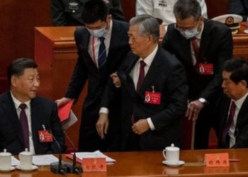 Кытайда Компартиянын съездинен Ху Цзиньтаону колунан кармап залдан чыгарып кетишти