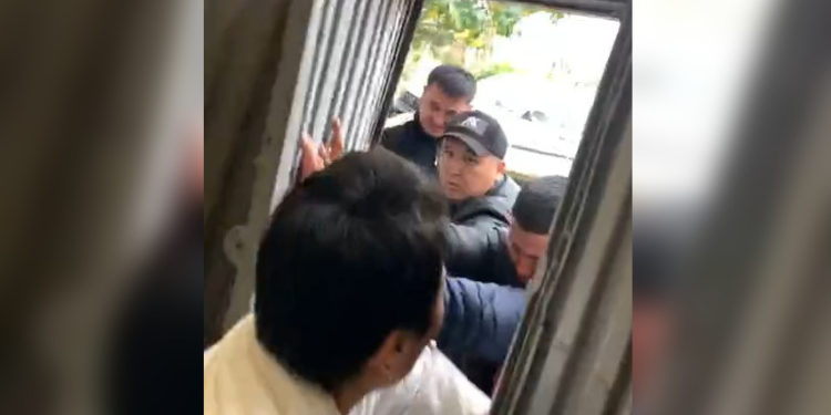 Кемпир-Абадды коргоо боюнча комитетинин айрым мүчөлөрү милиция бөлүмүнө жеткирилүүдө