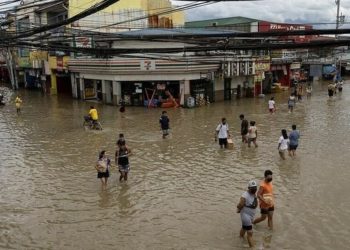 Филиппиндеги катуу шамалдан 98 жаран каза болду (видео)