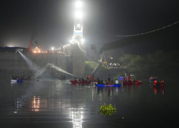 Индиядагы 141 адам каза болгон көпүрөнүн кыйраган учурунун видеосу пайда болду