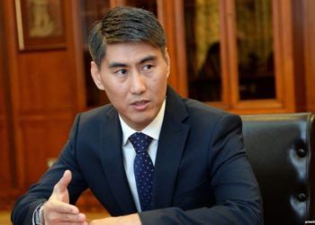 Жогорку Кеңештин 5 фракциясы Чыңгыз Айдарбековду комитеттин төрагалыгынан кетирүүнү көздөп жатат