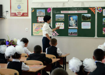 Мугалимдер сентябрда айлык азайганын айтышты. Министрлик түшүндүрмө берди