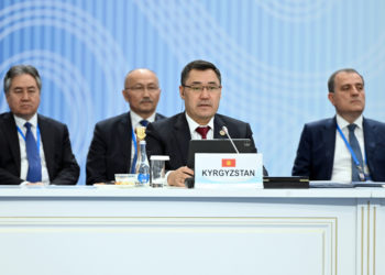 Садыр Жапаров Астанага өзүнүн суусун ала барган. Казак ЖМКларынын байкоосу