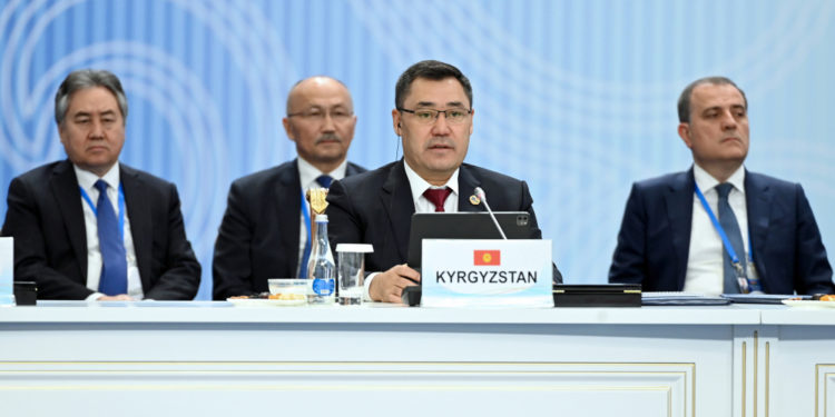 Садыр Жапаров Астанага өзүнүн суусун ала барган. Казак ЖМКларынын байкоосу