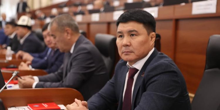 Депутат Тазабек Икрамов: «Саясий кысымга алуу кырдаалдын курчушуна алып келет!»