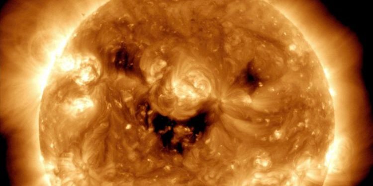 NASA жылмайган Күндүн сүрөтүн жарыялады