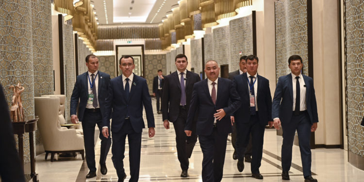 Жогорку Кеңештин төрагасы Нурланбек Шакиев Казакстан Парламентинин Сенатынын төрагасы менен жолугушту