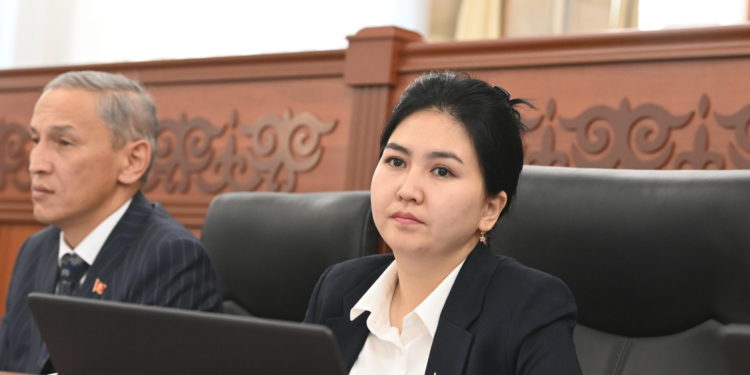 Экс-депутат Орозайым Нарматова: «Камасаңар баарыбызды камагыла!»