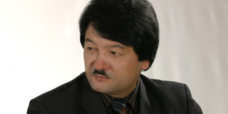 «Манасчылар, силерге Гиннесстин китебинде эмне бар?». Күмөндөр Абылов Рыспай Исаковду сынга алды