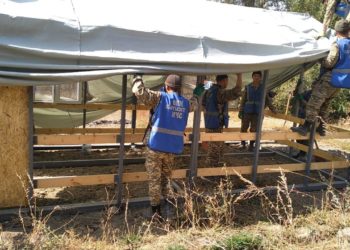 Баткенде үйсүз калгандарга там курулуп бүткөнгө чейин чатыр тигилүүдө