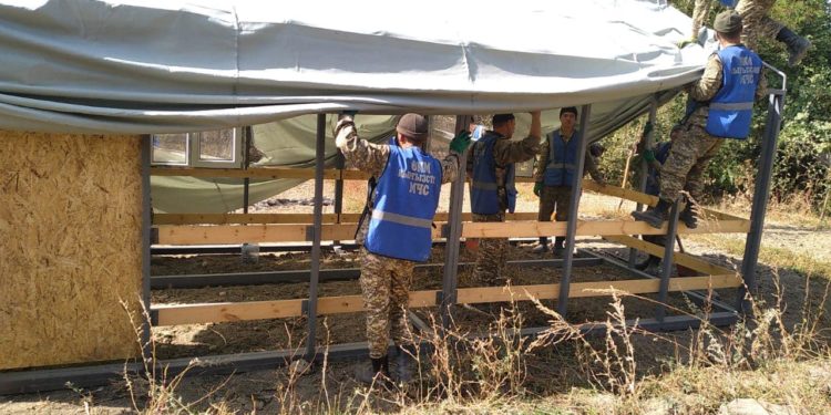 Баткенде үйсүз калгандарга там курулуп бүткөнгө чейин чатыр тигилүүдө