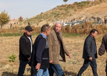 Өзгөндө Кемпир-Абад маселеси боюнча курултай өтүп жатат