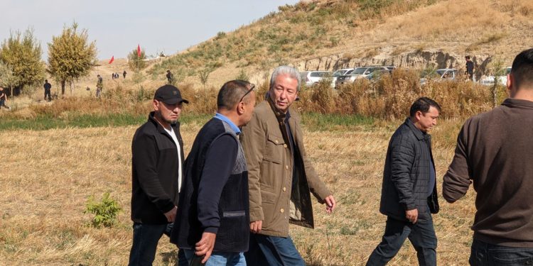 Өзгөндө Кемпир-Абад маселеси боюнча курултай өтүп жатат