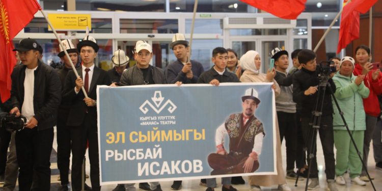 Түркияда 124 саат Манас айтып, Гиннесстин рекорддор китебине кирген Рысбай Исаковду кандай тосуп алышты?