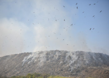 «250 унаа топурак төгүлөт». Бишкектеги таштанды полигонундагы түтүндү өчүрүү уланууда