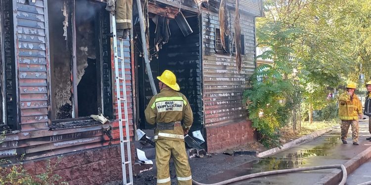 Бишкектеги кафеден чыккан өрт толугу менен өчүрүлдү. Жабыркагандар жок