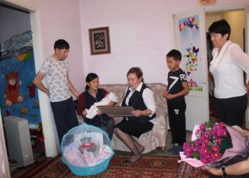 7 миллионунчу кыргызстандык менен бир убакта төрөлгөн Айзууранын ата-энесине 200 миң сом тапшырылды