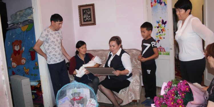 7 миллионунчу кыргызстандык менен бир убакта төрөлгөн Айзууранын ата-энесине 200 миң сом тапшырылды