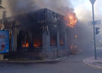 Бишкекте кафеден чыккан өрттү 5 бөлүм өчүрүп жатат (сүрөт)