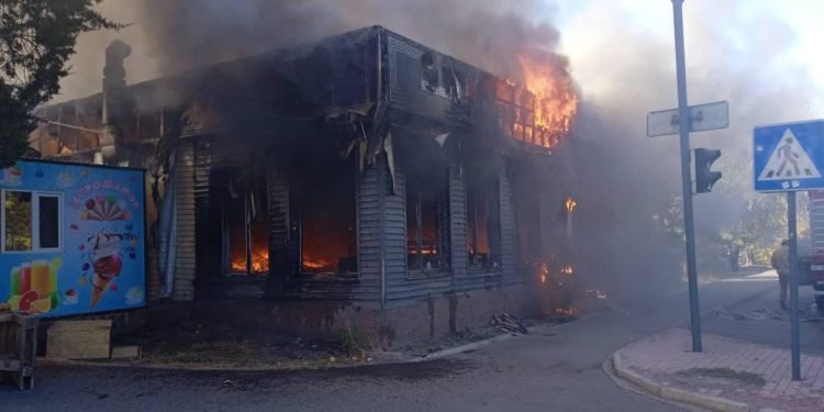 Бишкекте кафеден чыккан өрттү 5 бөлүм өчүрүп жатат (сүрөт)