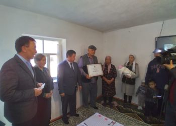 Таласта төрөлгөн Сейилдин ата-энесине 200 миң сом тапшырылды