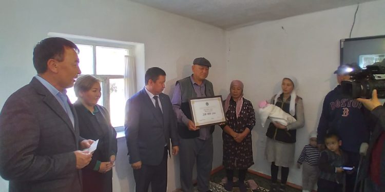 Таласта төрөлгөн Сейилдин ата-энесине 200 миң сом тапшырылды