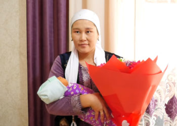 Жалал-Абадда 19 жаштагы келин тун уулун төрөп, 200 миң сом алды