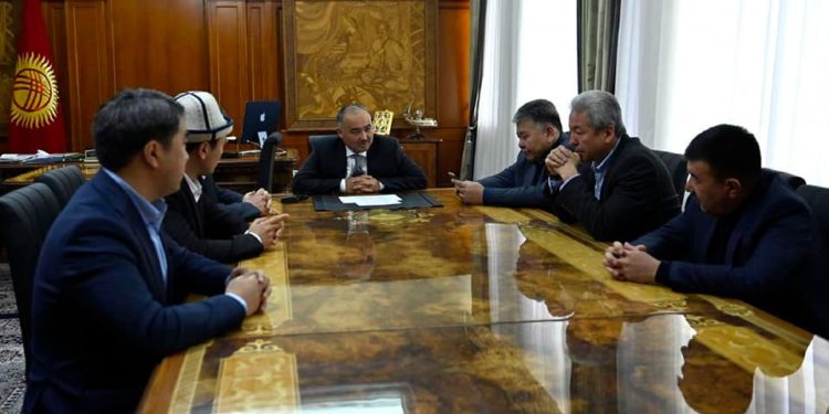 Нурланбек Шакиев фракция жана топтордун лидерлери менен жыйын өткөрдү