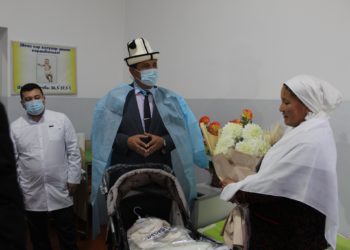 «Баалуу белектерди берди». Кызыл-Кыя шаарынын мэри 7 миллионунчу кыргызстандыктан кабар алды