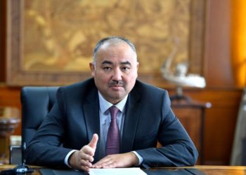 Төрага Нурланбек Шакиев Ак үйдө мамлекеттик тилде туура жана так жазуу боюнча жыйын өткөрдү