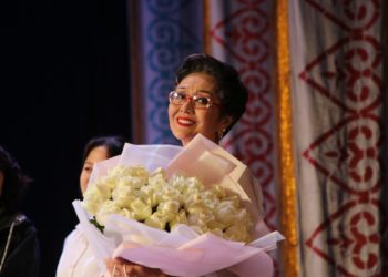 Шайыр Касмалиева сахна менен коштошуп, кече өткөрдү (сүрөт)