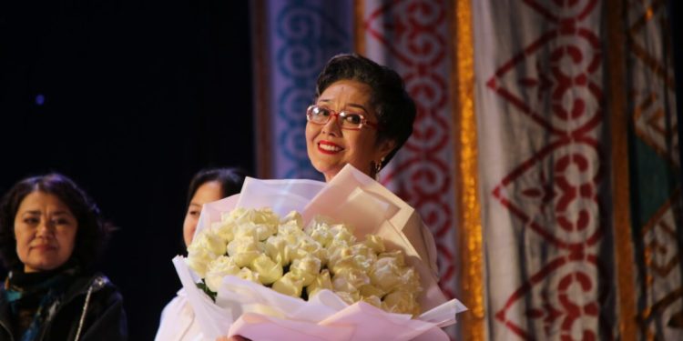 Шайыр Касмалиева сахна менен коштошуп, кече өткөрдү (сүрөт)