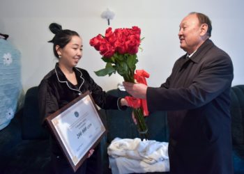 Бишкекте 7 миллионунчу кыргызстандыкка удаа төрөлгөн Хамзанын үй-бүлөсүнө 200 миң сом берилди