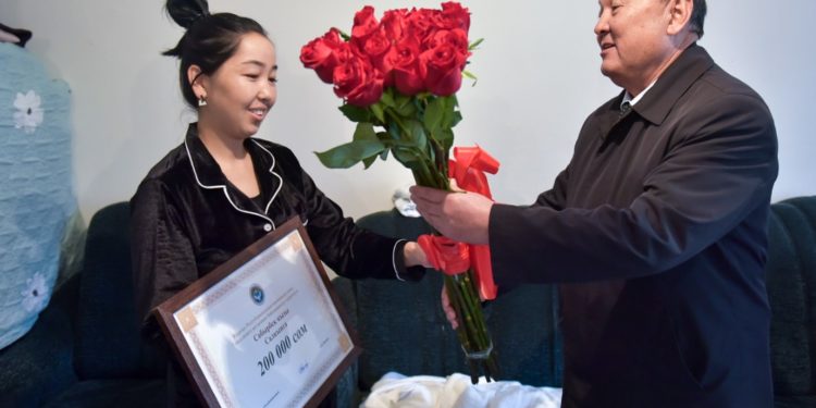 Бишкекте 7 миллионунчу кыргызстандыкка удаа төрөлгөн Хамзанын үй-бүлөсүнө 200 миң сом берилди