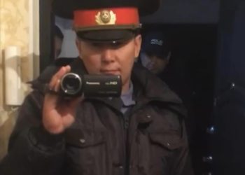 Кемпир-Абадды коргоо боюнча комитетинин мүчөлөрү үйүндө тинтүү жүрүп жатканын кабарлашууда