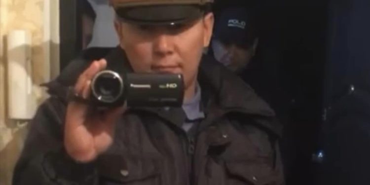 Кемпир-Абадды коргоо боюнча комитетинин мүчөлөрү үйүндө тинтүү жүрүп жатканын кабарлашууда