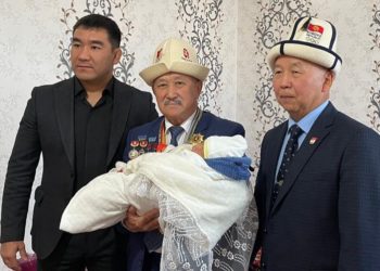 Олимпиада чемпиону Каныбек Осмоналиев 7 миллионунчу кыргызстандыкка алтын медалын тапшырды (сүрөт)