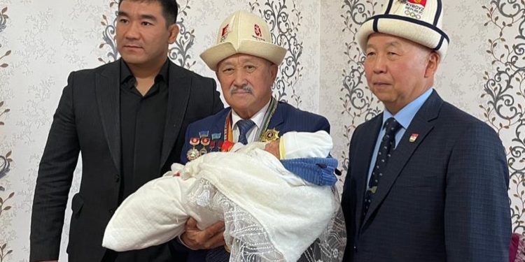 Олимпиада чемпиону Каныбек Осмоналиев 7 миллионунчу кыргызстандыкка алтын медалын тапшырды (сүрөт)